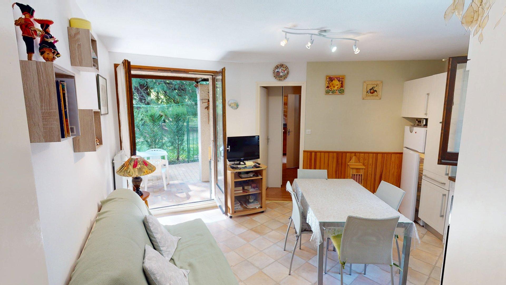 Appartement de type 2 bis avec grande terrasse Sud et parking à Bagnères de Luchon